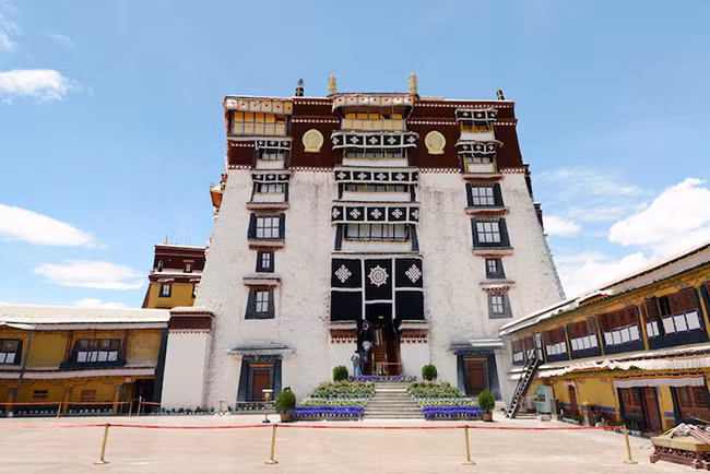 Hiện tại, nhiều hiện vật Phật giáo và kho báu địa phương vẫn được tìm thấy trong khuôn viên được trưng bày, như vàng, kinh Phật viết tay có từ nhiều thế kỷ, đồ cổ Trung Quốc và nhiều món quà khác nhau do các quan chức, hoàng đế Trung Quốc và các nhân vật tôn giáo tặng cho Đạt Lai Lạt Ma. Các tác phẩm điêu khắc sư tử tuyết cũng được tìm thấy đang "bảo vệ" các lối ra vào cung điện, làm tăng thêm vẻ đẹp cho kiến trúc vốn đã rất ấn tượng của pháo đài. 