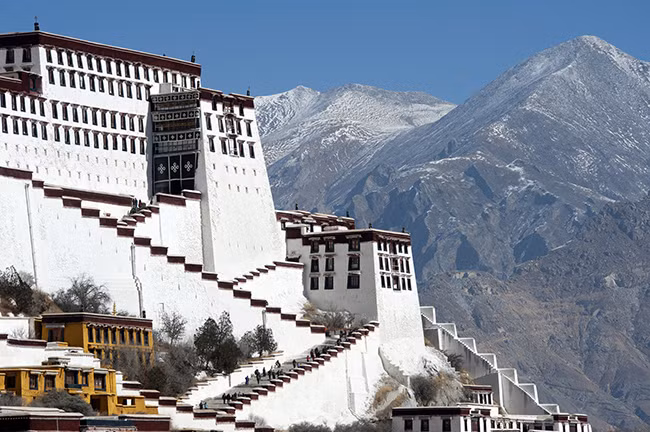 Ban đầu, cung điện Potala được sử dụng làm nơi ở quanh năm và sau đó là nơi ở vào mùa đông cho các Đạt Lai Lạt Ma trong suốt lịch sử. Cung điện Potala vẫn là nơi ở của Đạt Lai Lạt Ma cho đến khi Đạt Lai Lạt Ma thứ 14 chạy sang Ấn Độ vào năm 1959. Sau đó, nơi đây trở thành trung tâm hành chính của Tây Tạng, đóng vai trò là thủ đô cho khu vực tự trị của Trung Quốc. Đến nay, cung điện Potala là một viện bảo tàng. 