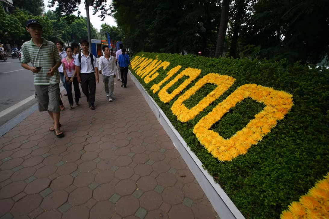 Người dân Thủ đô dạo phố giữa rừng cờ hoa chào mừng Đại lễ 1000 năm Thăng Long - Hà Nội.