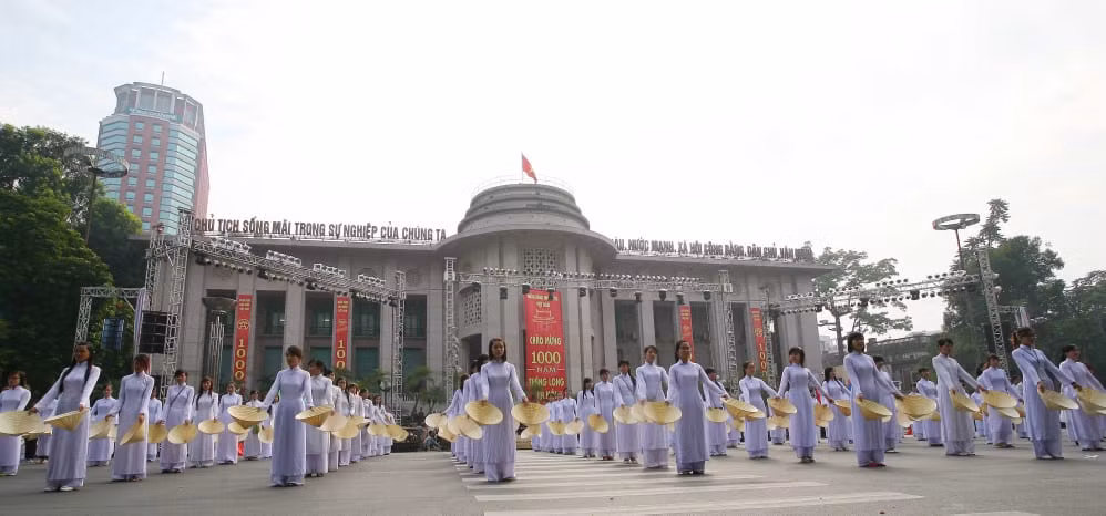 Dàn đồng diễn của hàng trăm thiếu nữ Hà Thành trong tà áo dài truyền thống.