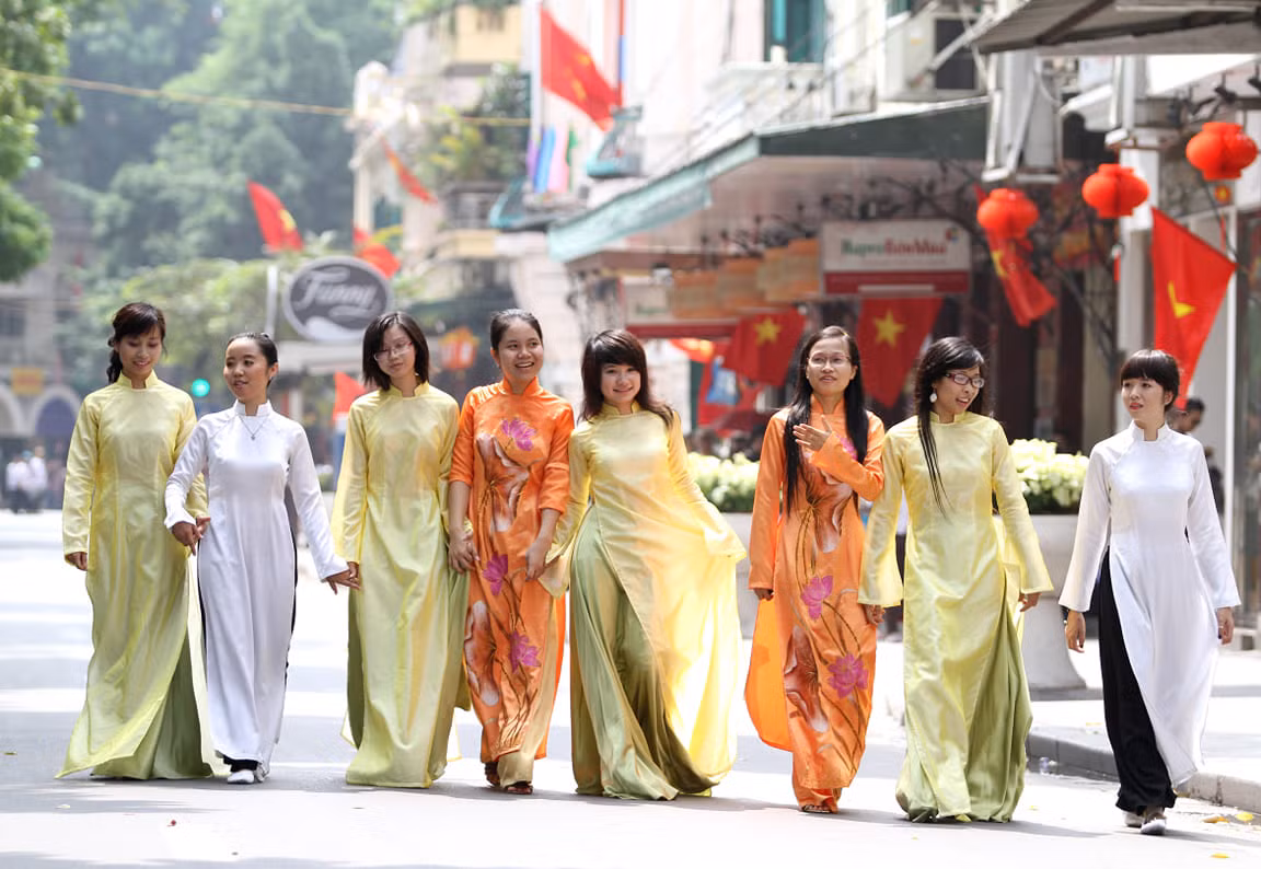 Thiếu nữ Hà Thành thả dáng dạo bước trong tà áo dài truyền thống.