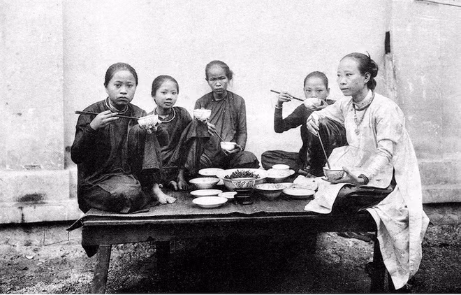 Bữa cơm của những phụ nữ Nam Kỳ.