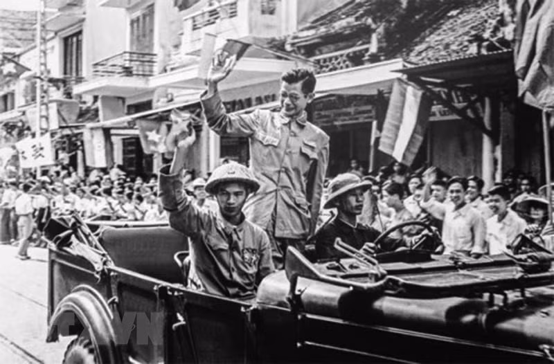 Bác sĩ Trần Duy Hưng, Phó Chủ tịch Ủy ban Quân chính Hà Nội trong đội ngũ tiến về tiếp quản Thủ đô, sáng 10/10/1954. Nguồn: Đào Trình/TTXVN.