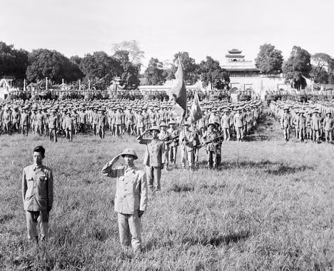 Thiếu tướng Vương Thừa Vũ (bên phải), Tư lệnh Đại đoàn 308 - Quân Tiên phong, Chủ tịch Ủy ban Quân chính thành phố và bác sĩ Trần Duy Hưng (bên trái), Phó Chủ tịch Ủy ban Quân chính cùng các đơn vị thuộc Đại đoàn 308 tiếp quản Hà Nội tiến hành nghi lễ chào cờ đầu tiên trong ngày giải phóng Thủ đô, diễn ra tại sân Cột Cờ (nay là Đoan Môn - Hoàng thành Thăng Long) vào lúc 15h ngày 10/10/1954. Nguồn: Tư liệu TTXVN.