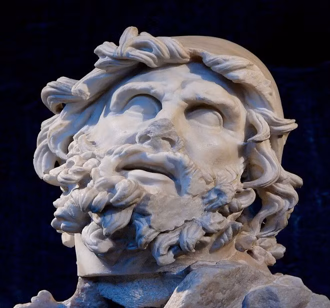 Theo sách “Thần thoại Hy Lạp”, Odysseus là vua của xứ Ithaca (một hòn đảo phía Tây của Hy Lạp). Ông nổi tiếng là người thông thái, khôn ngoan và luôn biết ứng biến, thường được mọi người gọi bằng cái tên Odysseus mưu mẹo. Ông được biết đến nhiều nhất nhờ chuyến hành trình kéo dài suốt 10 năm.
