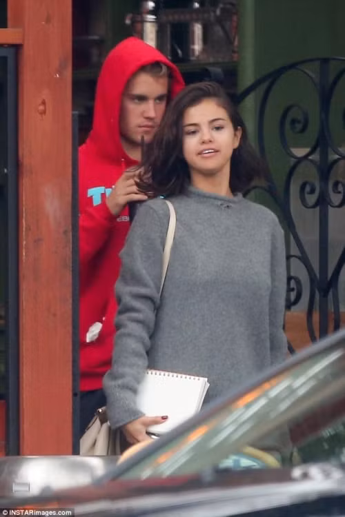 Hình ảnh Selena Gomez và Justin Bieber hẹn hò được cánh phóng viên ghi lại.