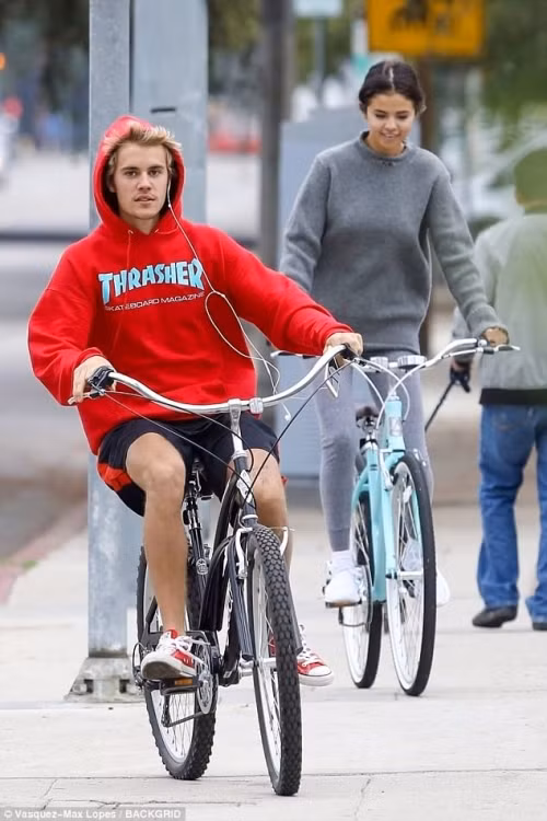 Tuy mới chia tay nam ca sĩ gốc Canada - The Weeknd chưa được bao lâu nhưng Selena Gomez đã nhanh chóng ngả vào lòng “tình cũ” Justin.