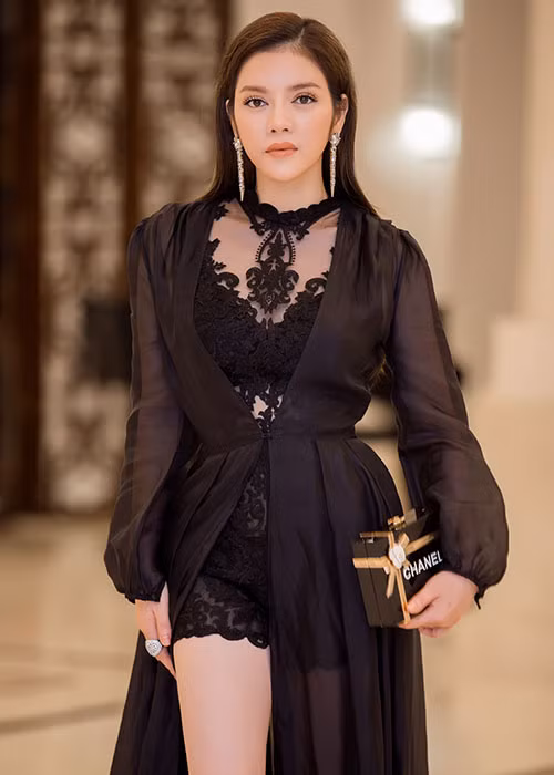 Trong tối 23/10, nữ diễn viên - doanh nhân đổi phong cách với váy voan cá tính của nhà thiết kế Lê Thanh Hòa. Chiếc váy có thiết kế xẻ cao giúp người đẹp khoe chân thon dài.