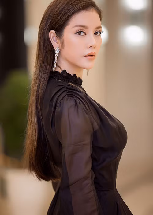 Lý Nhã Kỳ không quên phối trang phục với phụ kiện kim cương để tăng thêm độ sang trọng, quyến rũ.