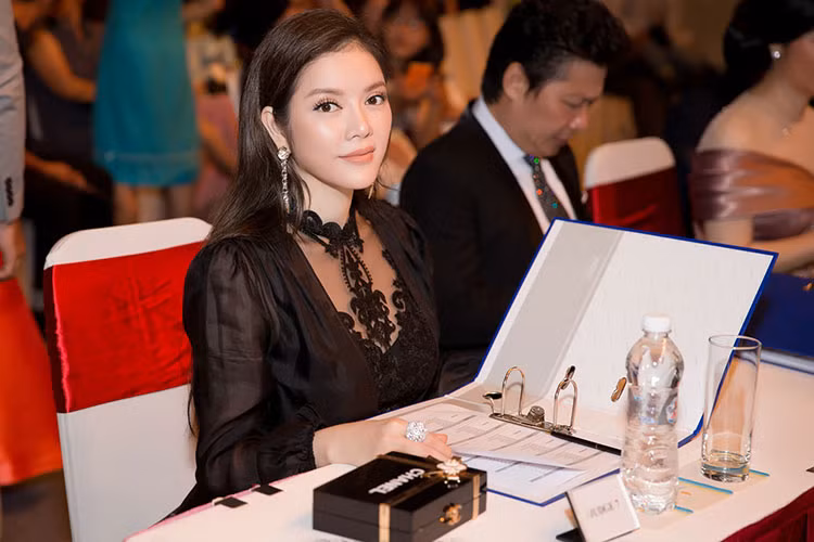 Với vai trò là giám khảo nước chủ nhà, Lý Nhã Kỳ rất tâm lý khi bày tỏ lời động viên đến tất cả các thí sinh tham gia và khéo léo đưa ra các nhận xét để giúp các thí sinh giữ được tinh thần đến đêm chung kết.