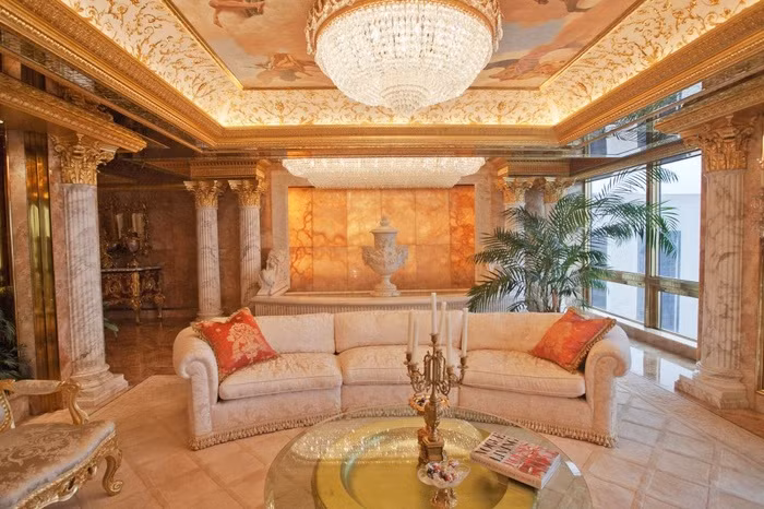 Với thiết kế mô phỏng lâu đài Versailles của Pháp, căn hộ penthouse dát vàng của Tổng thống Donald Trump được mệnh danh là "cung điện trên không" bởi độ hào nhoáng, xa xỉ không gì sánh kịp.