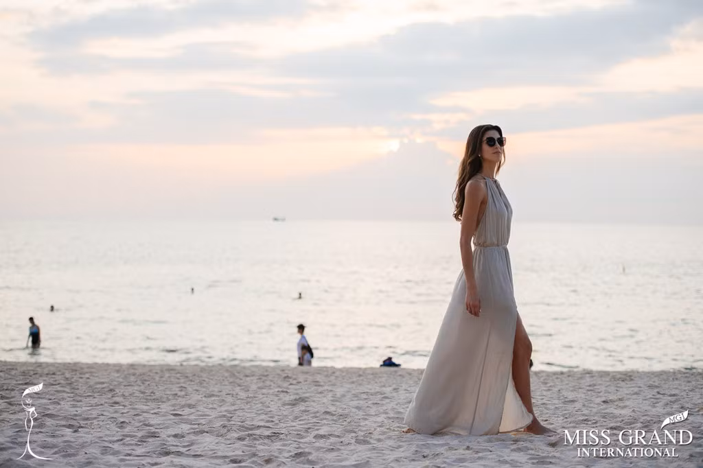 Trao đổi với Zing.vn về hành trình sắp tới trên cương vị Hoa hậu, Maria Jose Lora cho biết: “Tôi đã sẵn sàng để cùng mọi người chung sức kêu gọi chấm dứt chiến tranh và bạo lực. Ở đất nước tôi có rất nhiều phụ nữ phải sống trong bạo lực và tôi muốn lên tiếng thay cho họ, giúp họ hiểu rằng không gì là không thể”.