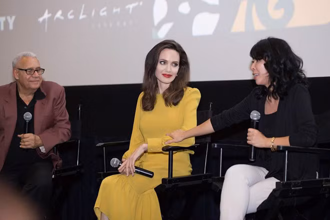 Em gai Cam Ly gap rieng Angelina Jolie o My-Hinh-2