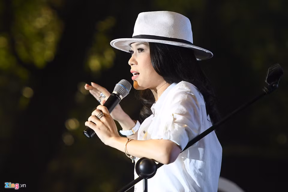Mỹ Tâm lần lượt thể hiện khoảng 10 ca khúc nằm trong album và tự dẫn dắt, giao lưu với khán giả trên sân khấu.