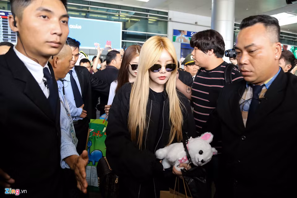 Ngoài ra, các cô gái sẽ trò chuyện, chơi trò chơi cùng fan và cover ca khúc của nhiều nhóm nhạc nữ nổi tiếng như Sistar, 2NE1. Đây là món quà đặc biệt nhóm muốn dành tặng khán giả Việt Nam.