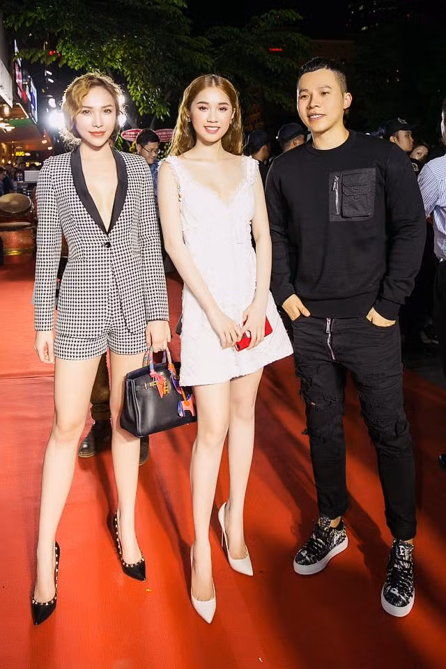 Sau sự kiện, Vũ Khắc Tiệp chia sẻ tình huống thú vị So Ji Sub lên nhầm xe của anh: "Bạn ấy lên nhầm xe của mình và cho tài xế chở bạn ấy về khách sạn luôn. Vậy là có duyên rồi đúng không mọi người ... my idol".