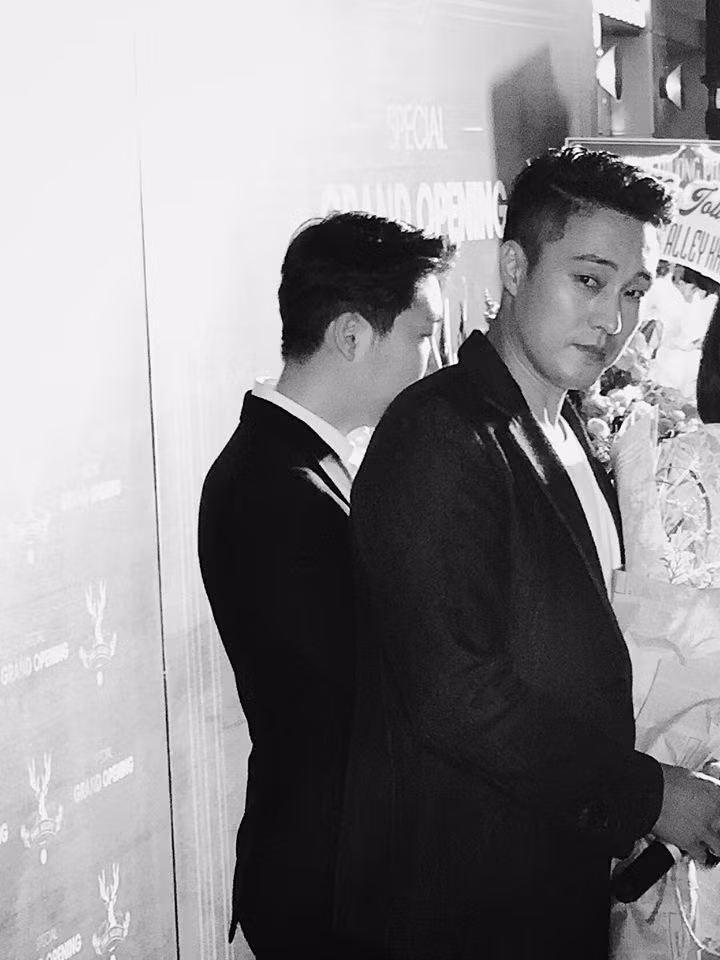 Hoa hậu Việt Nam 2014 còn đăng ảnh So Ji Sub và tha thiết: "Anh ơi ... Anh hãy nói là anh nhìn em đi ...".