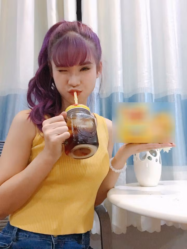 Khởi My ít xuất hiện trên truyền thông và các sản phẩm âm nhạc mới của cô không gây chú ý như trước, tuy nhiên, với lượng fan lớn cùng fanpage lên tới 11 triệu người thích, cô vẫn là một trong những ca sĩ nhận được nhiều lời mời quảng cáo. Ngày 24/10, nữ ca sĩ giới thiệu một sản phẩm gạo lứt được cho là có công dụng giảm cân, da căng mịn, thân hình săn chắc. Từ đó đến nay, cô quảng cáo thêm nhiều nhãn hàng khác. Sản phẩm Khởi My quảng cáo đa dạng, bao gồm nước xả vải, nước uống, điện thoại, thực phẩm chức năng…