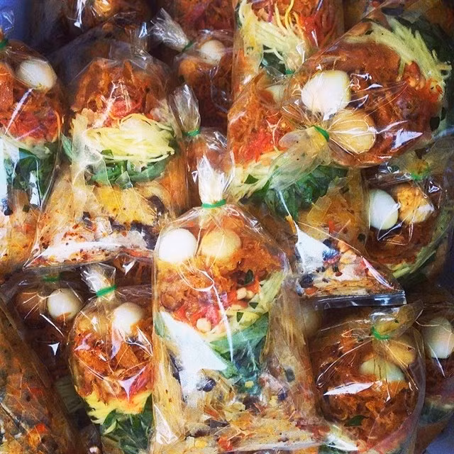 9. Bánh tráng trộn: Với người miền Bắc, bánh tráng chỉ để cuốn nem, gỏi nhưng với người Sài Gòn, “bánh tráng trộn” là món ăn chơi ngon tuyệt vời với nguyên liệu gồm bánh tráng mềm mềm, dai dai và đầy ắp khô bò, xoài, trứng cút... và nước sốt chua ngọt cực hấp dẫn.