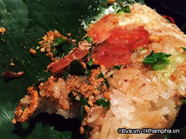 2. Xôi “nhà xác”: Sở dĩ có cái tên gọi rùng rợn này là do xe xôi được đặt ngay đối diện nhà tang lễ trên đường Nguyễn Tri Phương (Quận 5). Xôi được để trong lá chuối, khi cầm nóng rẫy cả tay. Một gói xôi gồm một miếng xôi trắng bằng lòng bàn tay, phủ lên trên có pate mỏng, lạp xưởng, chà bông, đậu phộng và rưới chút mỡ hành phi… nhìn vô cùng hấp dẫn.