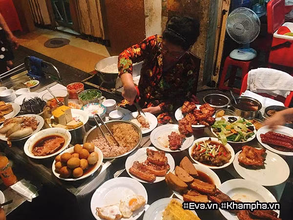 1. Cơm tấm “bãi rác”: Có nhiều quán cơm tấm “đỉnh cao” ở Sài Gòn và khi nhắc đến, không thể không liệt kê vào đó hàng cơm tấm bãi rác trứ danh ở trên con đường nhỏ Lê Văn Linh, phía sau khu chợ Xóm Chiếu (Quận 4). Cơm ở đây đúng chuẩn hạt gạo tấm, thức ăn đi kèm từ sườn nướng, gà rán, bì sợi, chả thịt cho đến trứng ốp, xúc xích, thịt kho, tôm rim, mực nhồi, xíu mại… món nào món nấy bày biện đẹp mắt, màu sắc óng ả mỡ màng.
