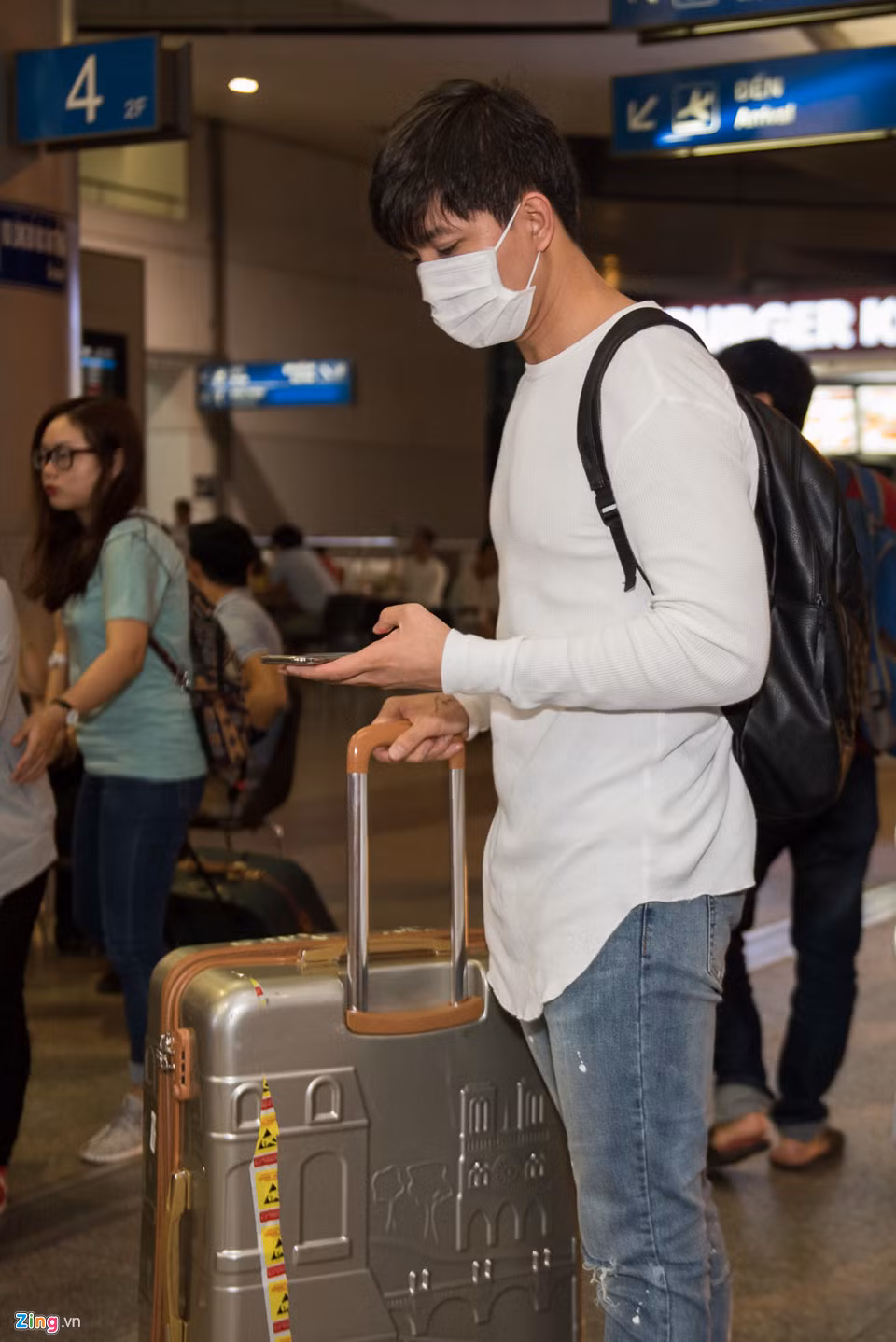 Theo quan sát của phóng viên, Tim đến sân bay một mình. Anh đeo khẩu trang kín mít.