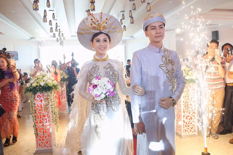 Trong "nháy mắt", Lâm Khánh Chi đã thay 1 bộ lễ phục khác lộng lẫy, xinh đẹp sánh bước bên chú rể Trần Phi Hùng.