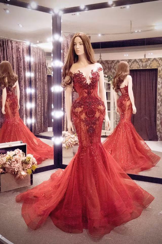 "Cận cảnh" chiếc đầm sắc đỏ rực rỡ giúp Huyền My tỏa sáng đêm chung kết tối nay (25/10).