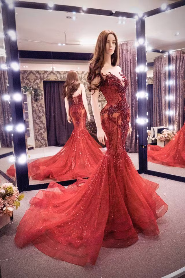 Tối nay, đêm thi quan trọng nhất Chung kết Miss Grand International 2017 sẽ chính thức diễn ra ở Phú Quốc. Đại diện Việt Nam - Á hậu Huyền My đang thể hiện khá tốt với phong độ ổn định trong những phần thi vừa qua khi liên tiếp đứng Top trong các bảng xếp hạng. Mới đây, những hình ảnh chiếc đầm dạ hội mà người đẹp sinh năm 1995 sẽ diện trong đêm chung kết đã được hé lộ.