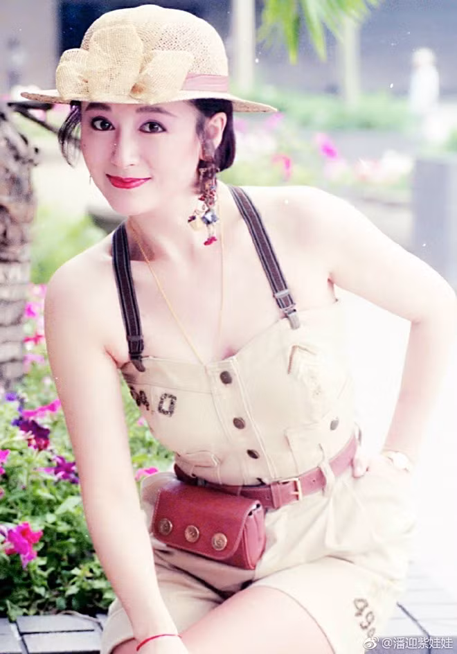 Tờ QQ cho hay, trông Phan Nghinh Tử giống như một người phụ nữ 40 tuổi hơn là 70 tuổi. Chính vì thế, bà còn được mệnh danh là "nữ yêu không tuổi" của làng giải trí.