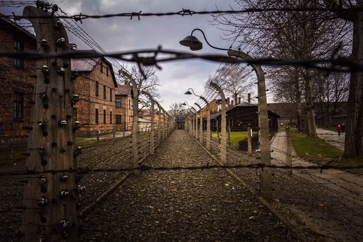 Trại tập trung Auschwitz là nơi hơn 1,1 triệu người bị Đức quốc xã giết hại. Đây là trại tập trung có tỷ lệ tù nhân tử vong cao nhất trong mạng lưới trại tử thần của Hitler. Mời độc giả xem video: Tiếp tục truy tìm tội phạm chiến tranh thời phát xít Đức (nguồn: VTC14)