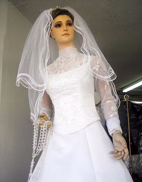 Kara dự định kết hôn với chàng trai làm nghề hàng hải năm 22 tuổi. Trước ngày cưới, Kara bị một con nhện độc cắn và tử vong. Dư luận đồn đoán rằng, bà Pascuala quá đau buồn khi con gái qua đời từ khi còn trẻ nên đã thuê người ướp xác.