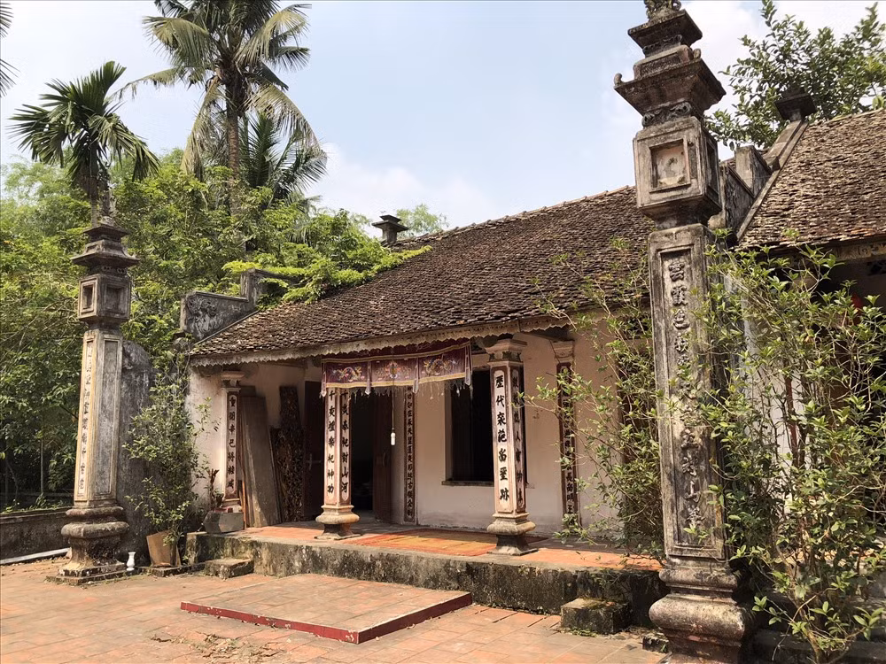 Chùa gồm một chính điện và một điện thờ phụ nằm bên trái điện chính.