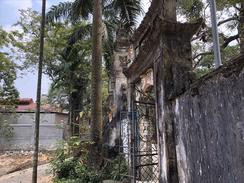 Góc tam quan cổ kính, rêu phong.