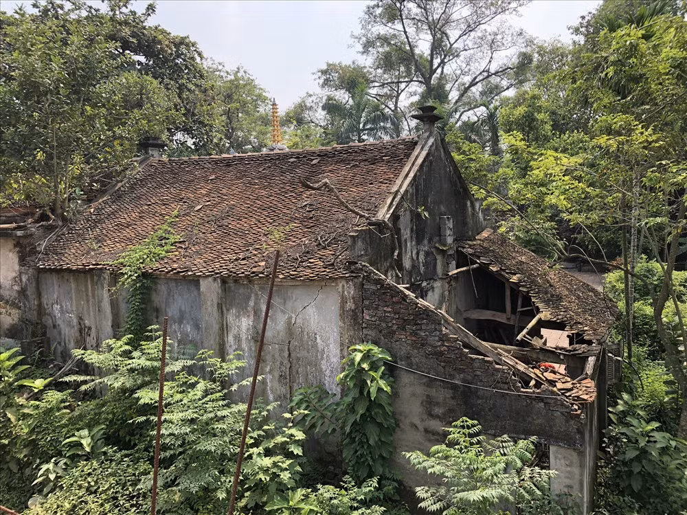 Mái chùa lợp bằng ngói mũi hài, nhiều phần mái đã bị hỏng.