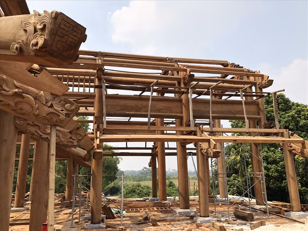 Công trình đang bước vào giai đoạn hoàn thiện tầng 2, làm bằng gỗ.