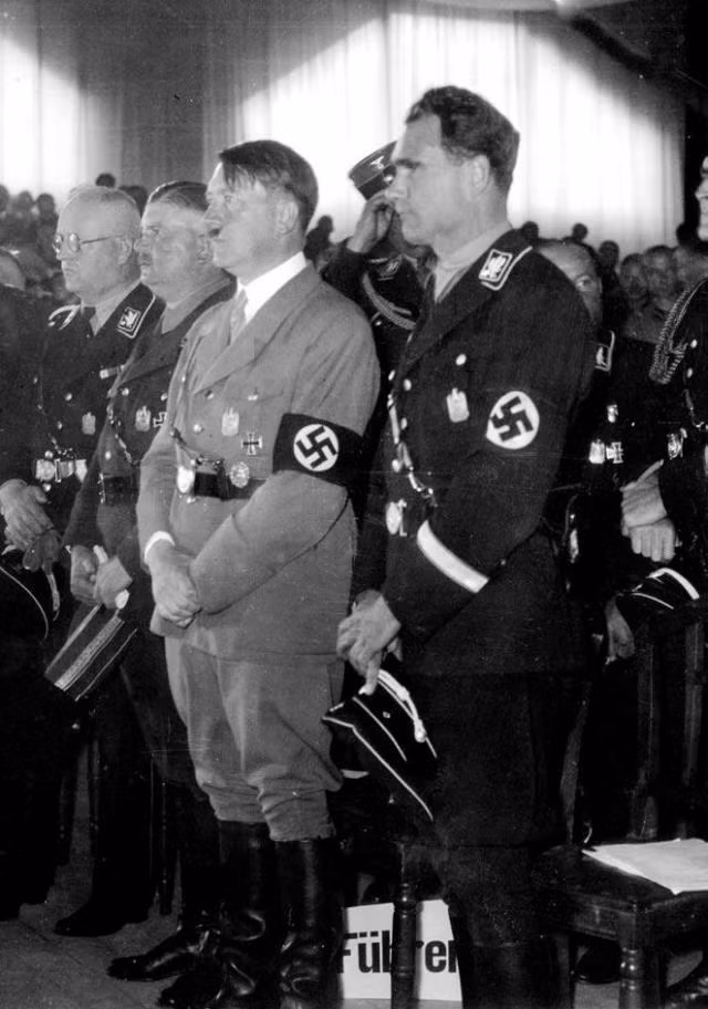 Trong báo cáo này, nhân viên CIA ghi chép Hitler "bị cuốn hút tình dục" bởi "phó tướng" của mình là Rudolf Hess.