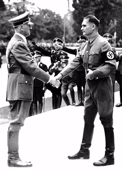 Trong Thế chiến 2, Rudolf Hess từng nhảy dù xuống Scotland trong một sứ mệnh được cho là tìm kiếm hòa bình vào năm 1941 mà không có sự phê chuẩn của Quốc trưởng Hitler.