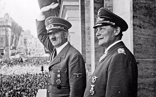 Một năm sau khi mẹ qua đời, Hitler đã làm một tấm bưu thiếp và gửi tặng nó cho bác sĩ Bloch vì những gì ông đã làm cho mẹ con ông.