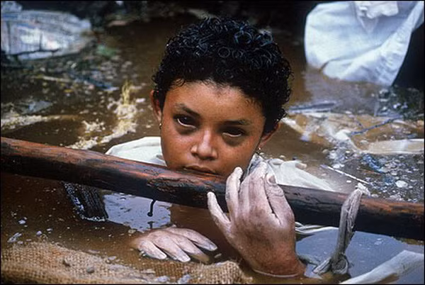 Omaira Sanchez bị mắc kẹt trong đống đổ nát sau khi xảy ra vụ phun trào của núi lửa Nevado del Ruiz ở Columbia năm 1985. Thảm kịch này đã khiến khoảng 25.000 người thiệt mạng. Đôi mắt đen gây ám ảnh của Omaira khiến nhiều người không kìm được nước mắt khi lực lượng cứu hộ không thể giải cứu em.