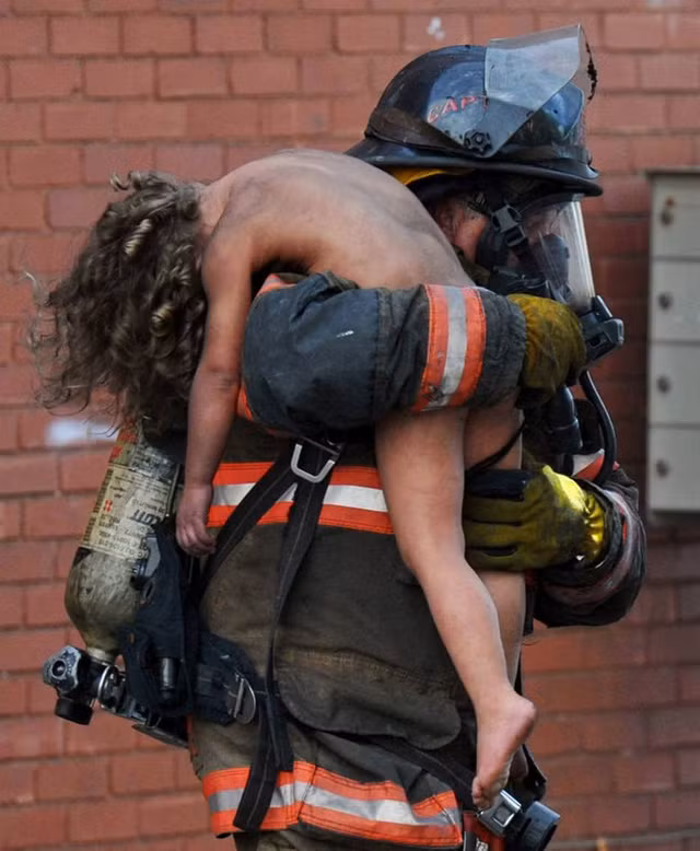 Đội trưởng Donald Spindler cứu bé gái Aaliyah Frazier, 6 tuổi, trong một đám cháy xảy ra ở Indiana, Mỹ.