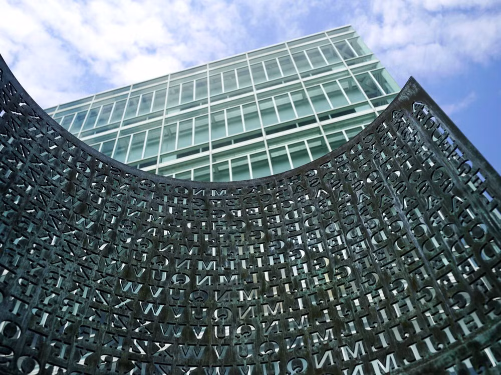 Ông Sanborn dùng đá granite đỏ, đồng, đá nam châm gỗ qua xử lý để tạo ra Kryptos. Thêm nữa, ông Sanborn còn làm việc với Ed Scheidt - chuyên gia mật mã của CIA để viết ra đoạn mật mã khó giải trên Kryptos.