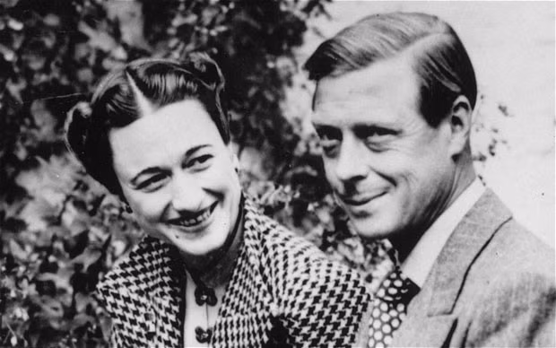 Tháng 1/1936, Hoàng tử Edward lên ngôi sau khi Vua cha George V qua đời. Tháng 10 năm đó, Wallis ly dị người chồng thứ hai. Đến tháng 1/1936, Hoàng tử Edward lên ngôi vua nước Anh sau khi cha - vua George V qua đời. Tháng 10 năm đó, Wallis ly dị người chồng thứ hai.