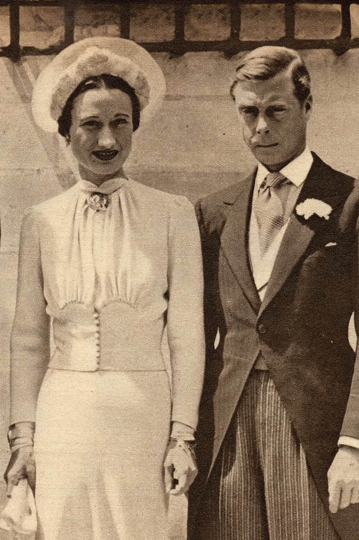 Sau khi từ bỏ ngai vàng để đi theo tiếng gọi tình yêu, Edward VIII tổ chức lễ cưới với bà Wallis vào năm 1937. Sau khi thoái vị, ông Edward giữ tước vị Công tước xứ Windsor.