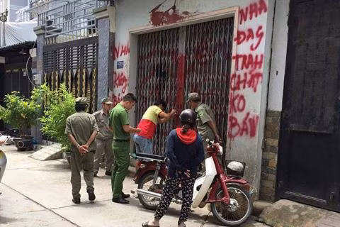 Tran tinh co giao phai xin nhom doi no cho di day