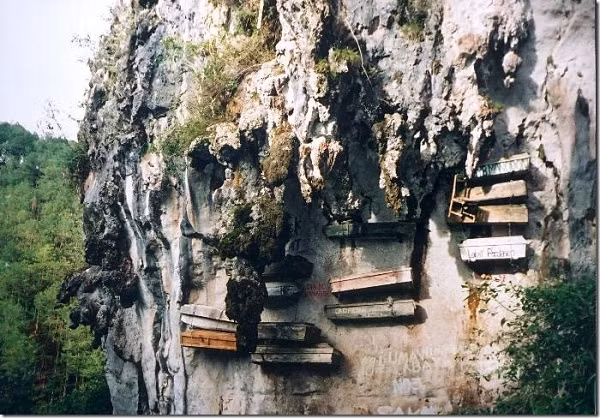 Những cỗ quan tài này có trọng lượng khá nặng. Cho đến nay, các chuyên gia chưa thể lý giải vì sao người xưa có thể di chuyển quan tài chứa thi hài người chết cùng nhiều đồ mai táng có trọng lượng lớn lên những vách núi đá như vậy.