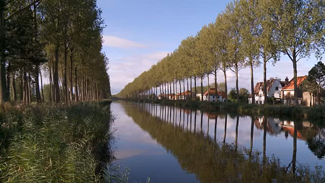 Phải đến năm 1856, kênh Damse Vaart hoàn thành quá trình xây dựng. Mời độc giả xem video: Tái hiện trận chiến lịch sử của Hoàng đế Napoleon (nguồn: VTC14)