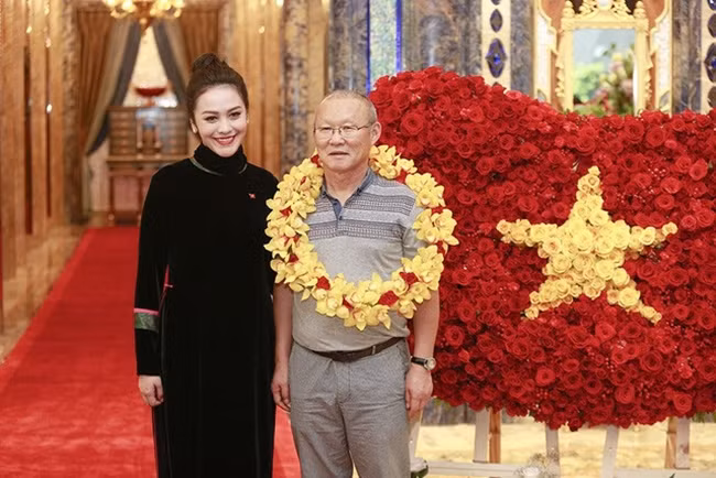 Sảnh khách sạn 6 sao sang trọng và xa hoa của gia đình Trương Huệ Vân.
