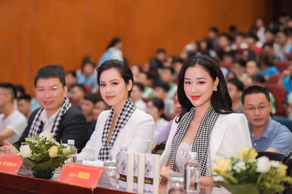 Hai người đẹp tự tin khoe sắc.