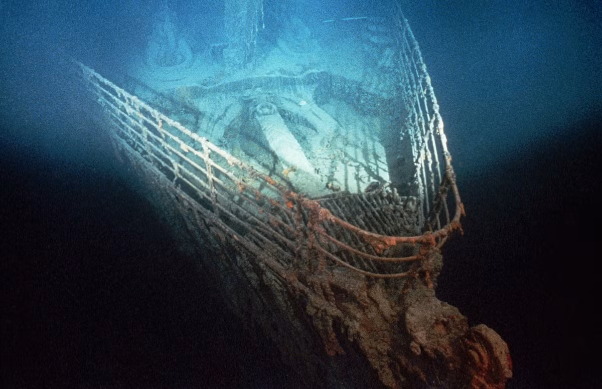 Đến rạng sáng ngày 15/4/1912, tàu Titanic được mệnh danh "không thể chìm" đâm phải một tảng băng trôi và chìm gần đảo Newfoundland (Canada).
